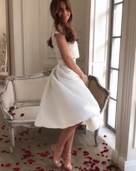 Девушка кружится в нежном наряде