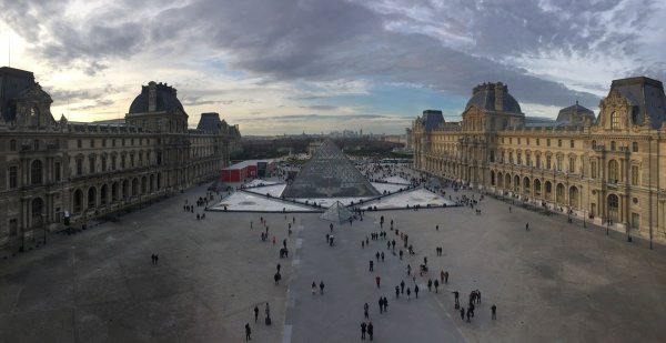 Панорама Лувру на Париж