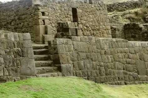 Каменные блоки Типона