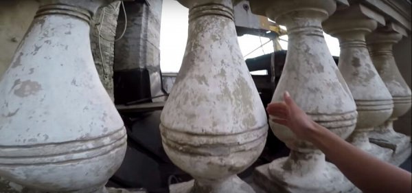 Огромные размеры отдельных балясин и балюстрады в целом