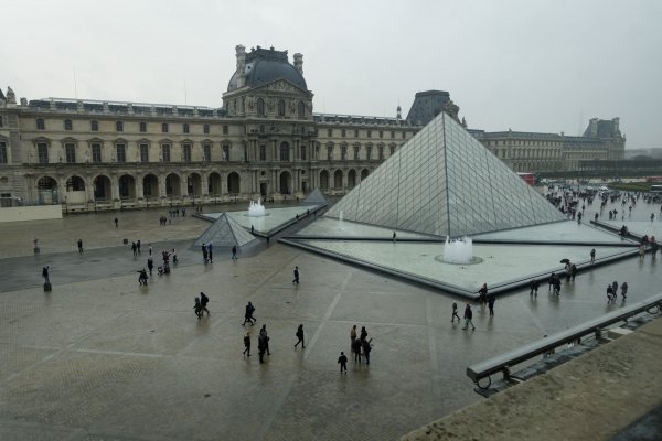 Cour Napoléon du Louvre (16103243068)