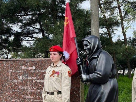 В Мариуполе появился памятник знаменитой бабушке с флагом