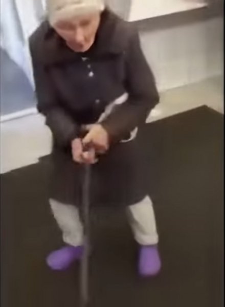 Сумасшедшая бабка Убью зарежу оригинал версия