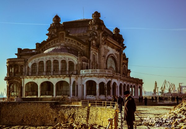 Building-palace-monument-arch-landmark-tourism