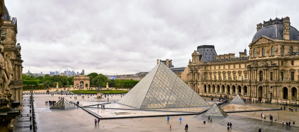 Louvre Museum (42139866211)