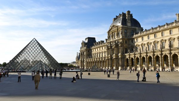 France, Paris, le Palais du Louvre la pyramide et l&apos;aile