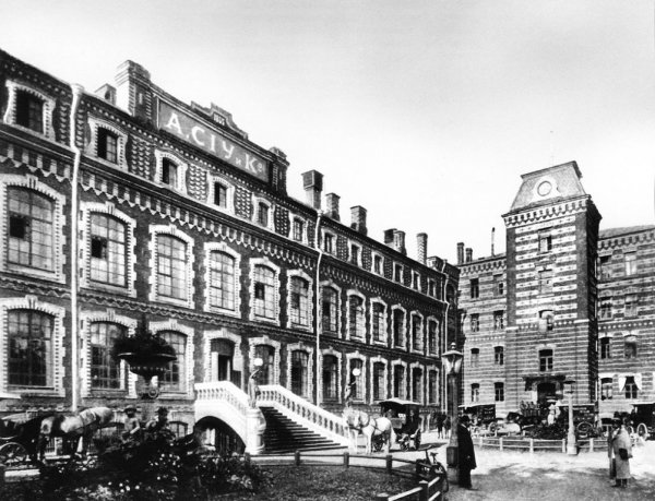 Фабрика С. Сиу и Ко в начале ХХ века.