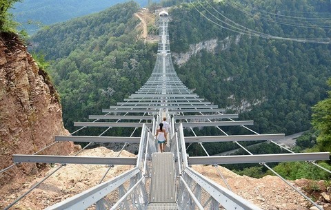 Самый длинный подвесной мост в мире Длина 439 метров Россия Сочи.jpg