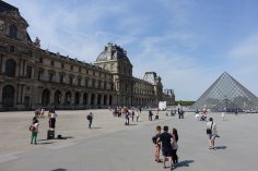 Pyramide du Louvre Paris (26854751646)