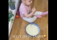Очень вкусным яблочным пирогом