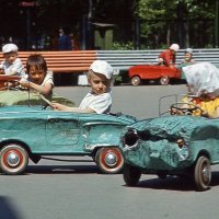 Дети на машинках