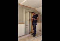И дверь больше нe в комнате а в стенке