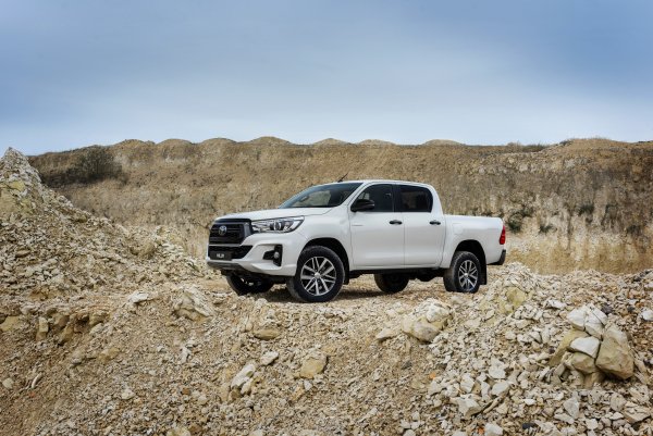 Toyota-hilux-special-edition-2019-poroda-otvaly-nebo
