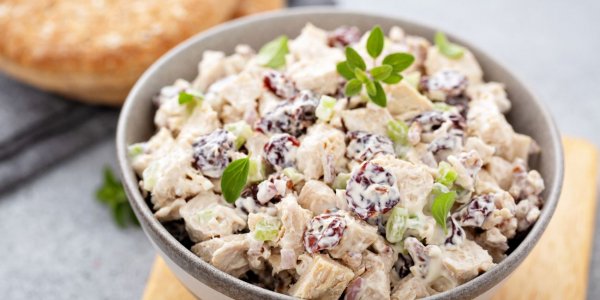 Салат с курицей, сушёной вишней и сельдереем
