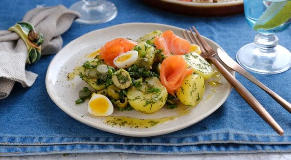 Салат с картофелем и копчёной форелью