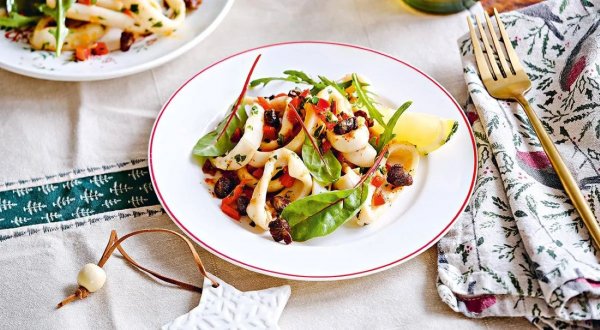 Тёплый салат с кальмарами, каперсами и перцем