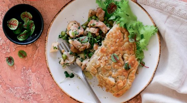 Английский пирог с курицей и овощами