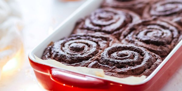 Шоколадные булочки с корицей и глазурью