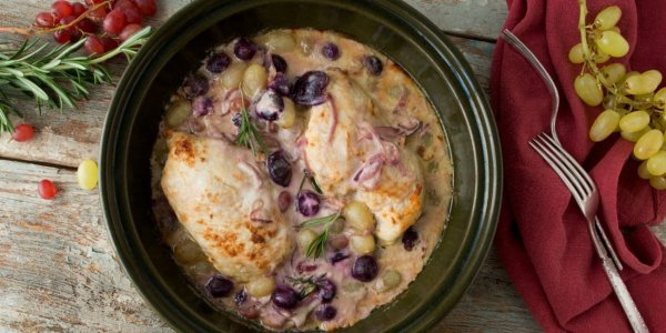 Аппетитная куриная грудка в сливочном соусе с виноградом