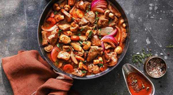 Гуляш из свинины с шампиньонами