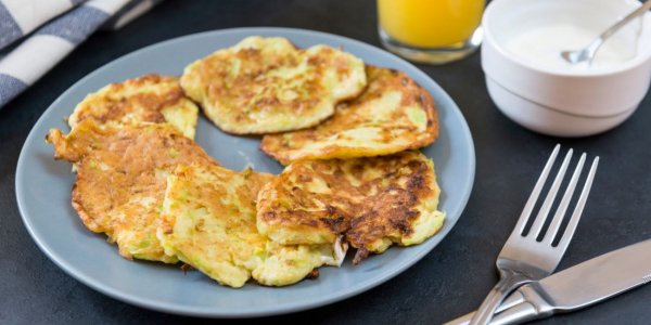 Простые оладьи из кабачков и яблок