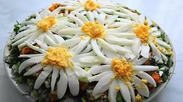 СЛОЕНЫЙ САЛАТ РОМАШКОВОЕ ПОЛЕ