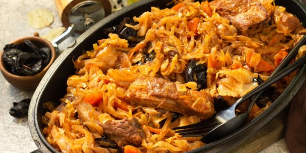 Бигус из свежей капусты с мясом и черносливом