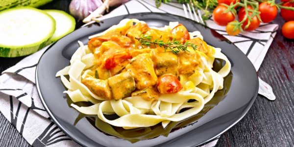 Курица с кабачками и помидорами в сметане