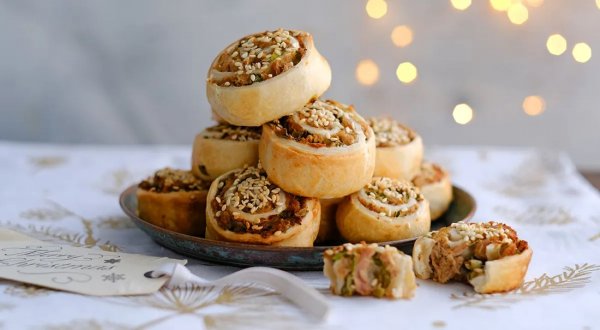 Слоёные булочки с тунцом, оливками и каперсами