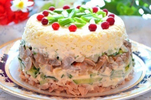 КУРИНЫЙ САЛАТ С ЯЙЦАМИ И ГРИБАМИ