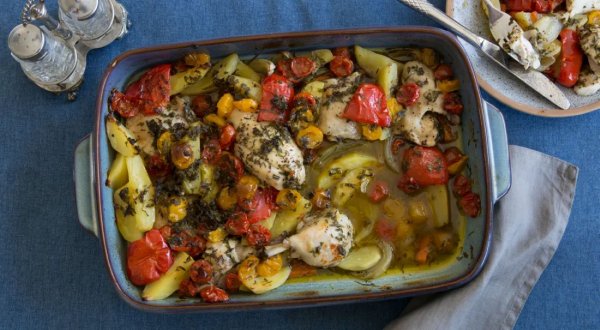 Курица, запечённая в духовке с овощами и травами