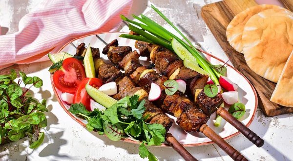Шашлык из свиной печенки на мангале