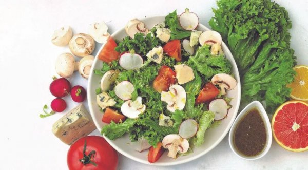 Салат с горгонзолой и шампиньонами