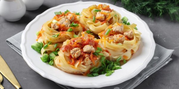 Гнёзда из макарон с курицей и овощами