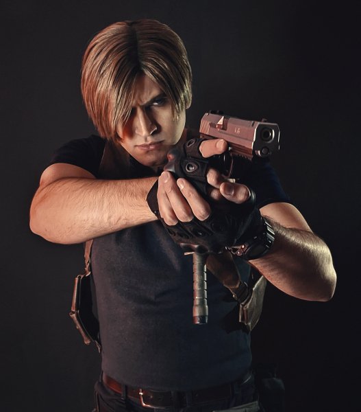 LEON KENNEDY. Cosplay: ZaraCosplay (Reddit).