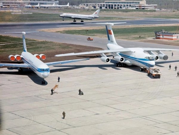 Ил-62, Ил-76, на взлёте Ту-104. 1971 год, Внуково. СССР
