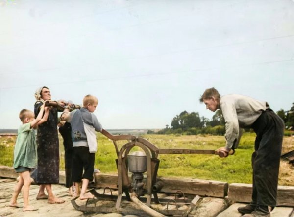 Семья качает воду