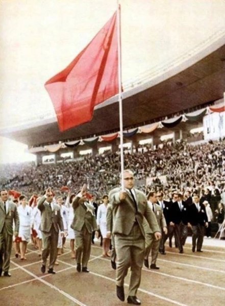 Юрий Власов на открытие Олимпиады 1964 год