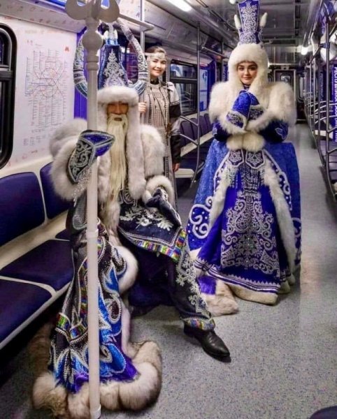 Якутский Дед Мороз в метро Москвы