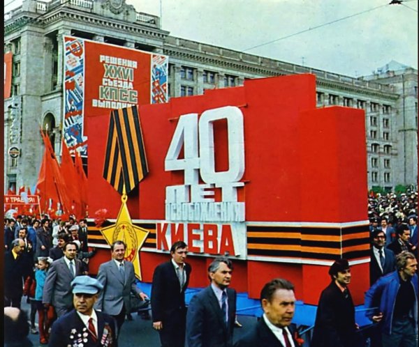 год,Киев, Крещатик-Хрещатик,праздничная демонстрация