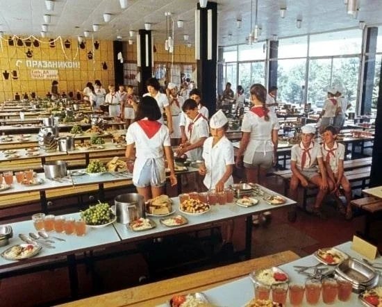 Столовая в пионерском лагере, дежурит 4-й отряд