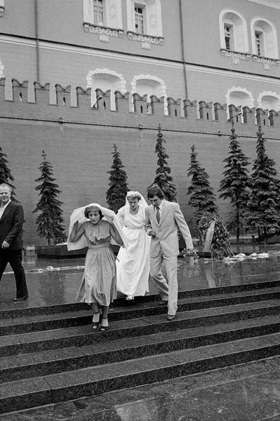 Возложение цветов Молодоженами к вечному огню у Кремлёвской