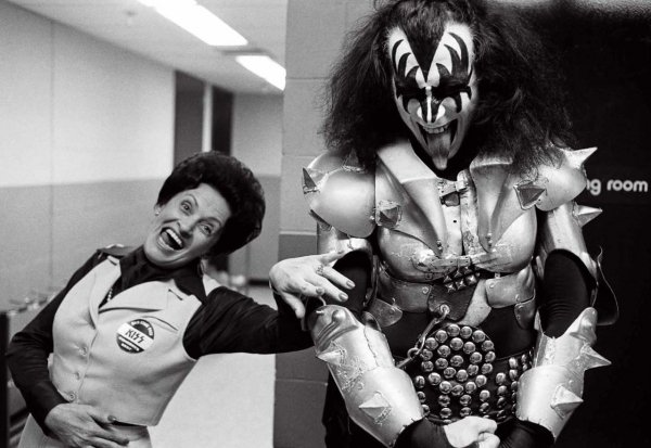 Джин Симмонс из KISS с мамой за кулисами, 1977 год