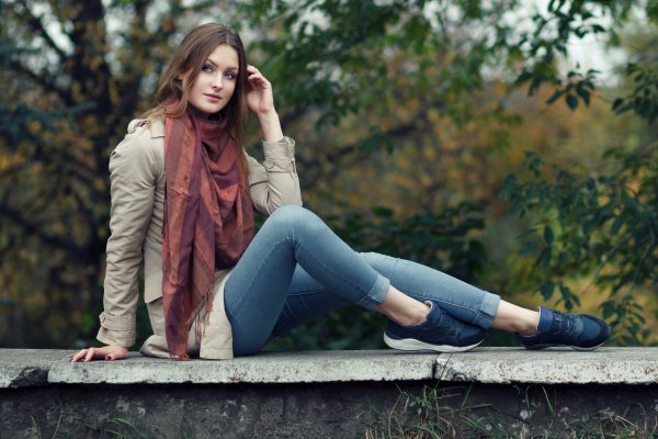Girl-model-cute-long-haired-jeans