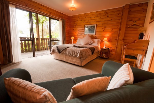 Rustic-interior-wooden-lodge