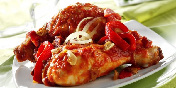 Курица, тушенная с перцем по-баскски