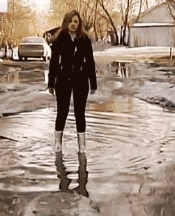 девушка и лужа