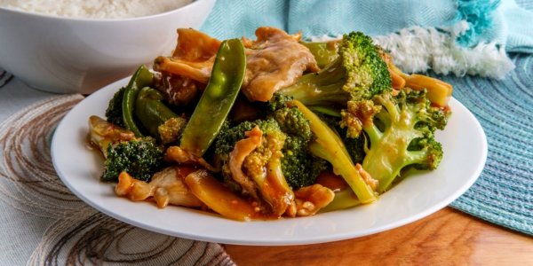 Курица с молодым горошком и брокколи - в соевом соусе