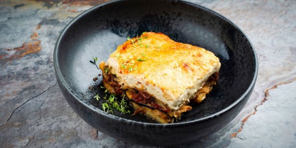 Мусака из баклажанов - с фаршем и йогуртовым соусом