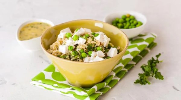 Салат из кускуса с замороженным зеленым горошком